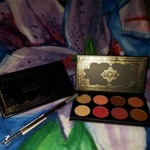 Ace Beauty Grandiose Palette brush included.